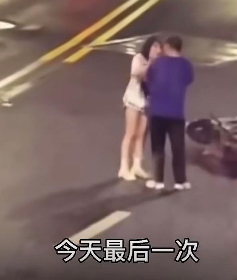 刚开始以为是正常一对情侣在吵架，结果越听越不对劲。深夜马路上，一男一女在路边