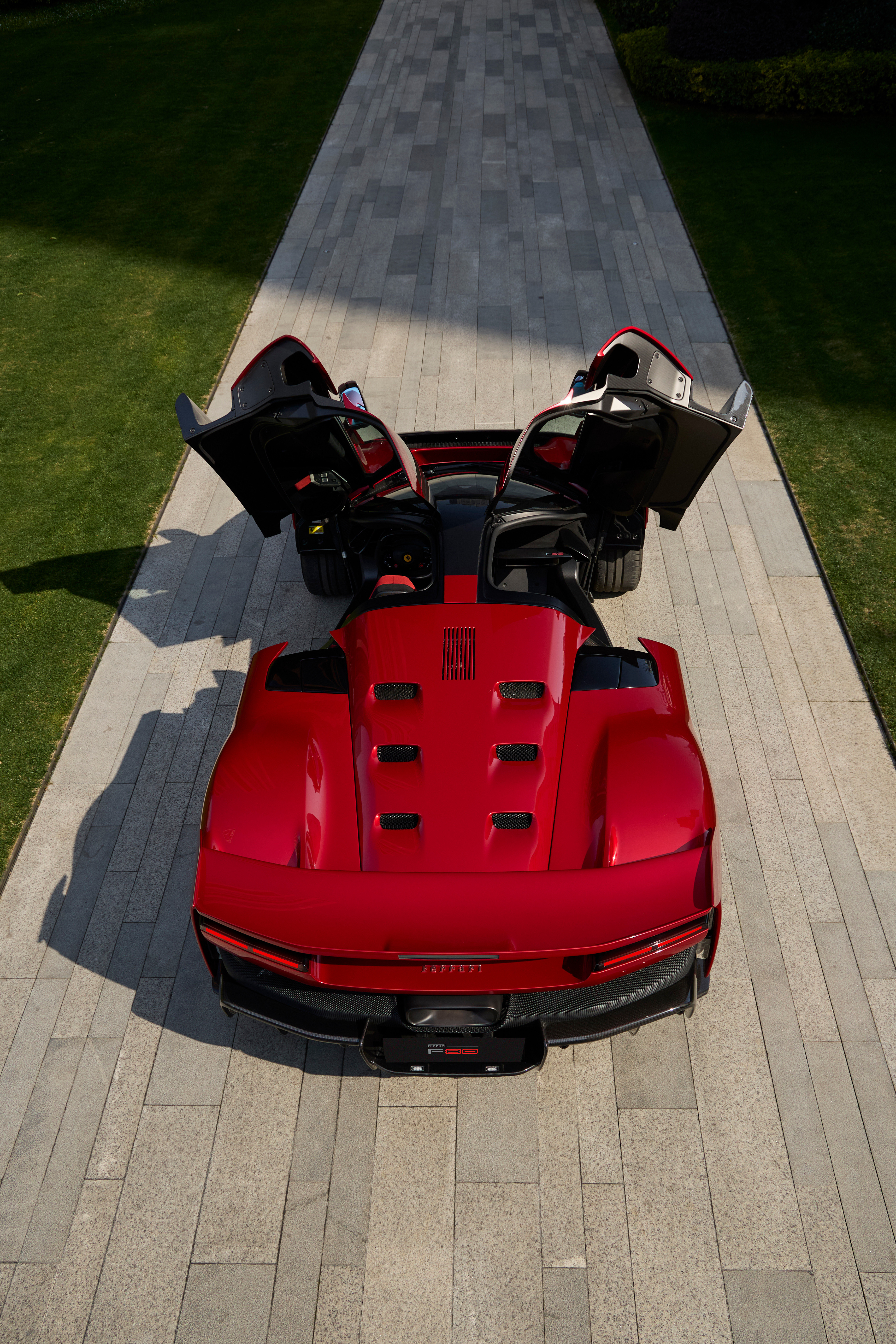 法拉利F80F80的创新，不是否定过去，而是用当代最顶级的赛车电气化、材料、控