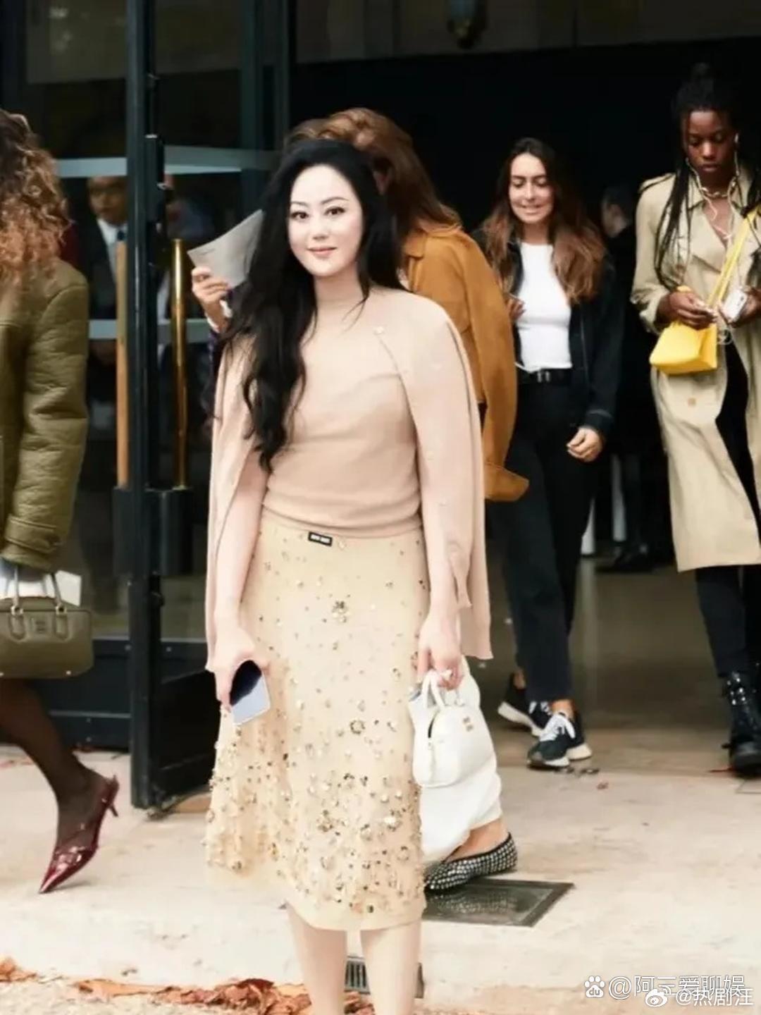章小蕙出席时装周，身材火辣，贵妇气场十足