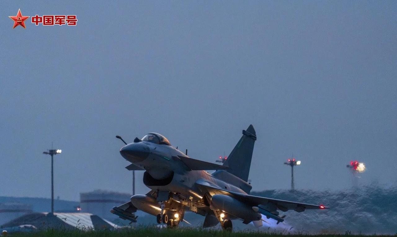 拂晓，南部战区空军航空兵某部停机坪已是一片火热。地勤官兵的身影在机翼下快速穿梭，