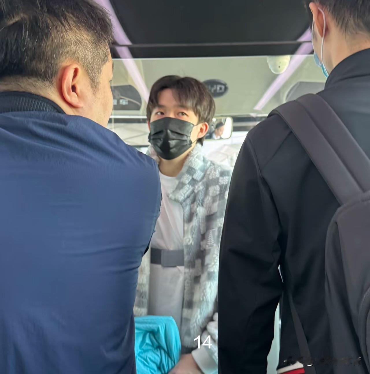 王楚钦平安抵达北京，好像是大头的神秘朋友来亲自开车到机场接王楚钦，走的还是机场v