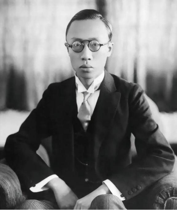 1960年，周总理请溥仪吃饭，席间，溥仪看了一旁的女子好几次，周总理注意到后，就