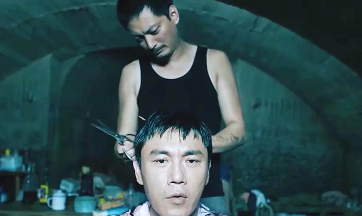 《扫毒风暴》卢少骅躲进防空洞后，依然是听音乐做面膜，身边还有王林给煮着方便面，王