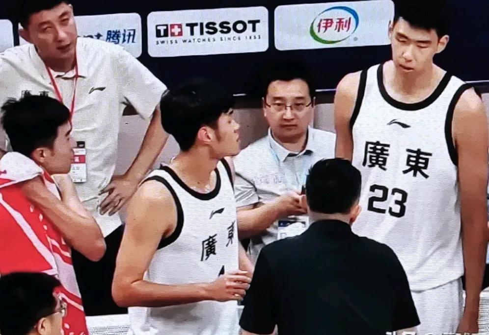 徐昕与杜锋杜锋:♬♬♬，喂，你过来。徐昕:过来就过来，咋的了。杜锋: