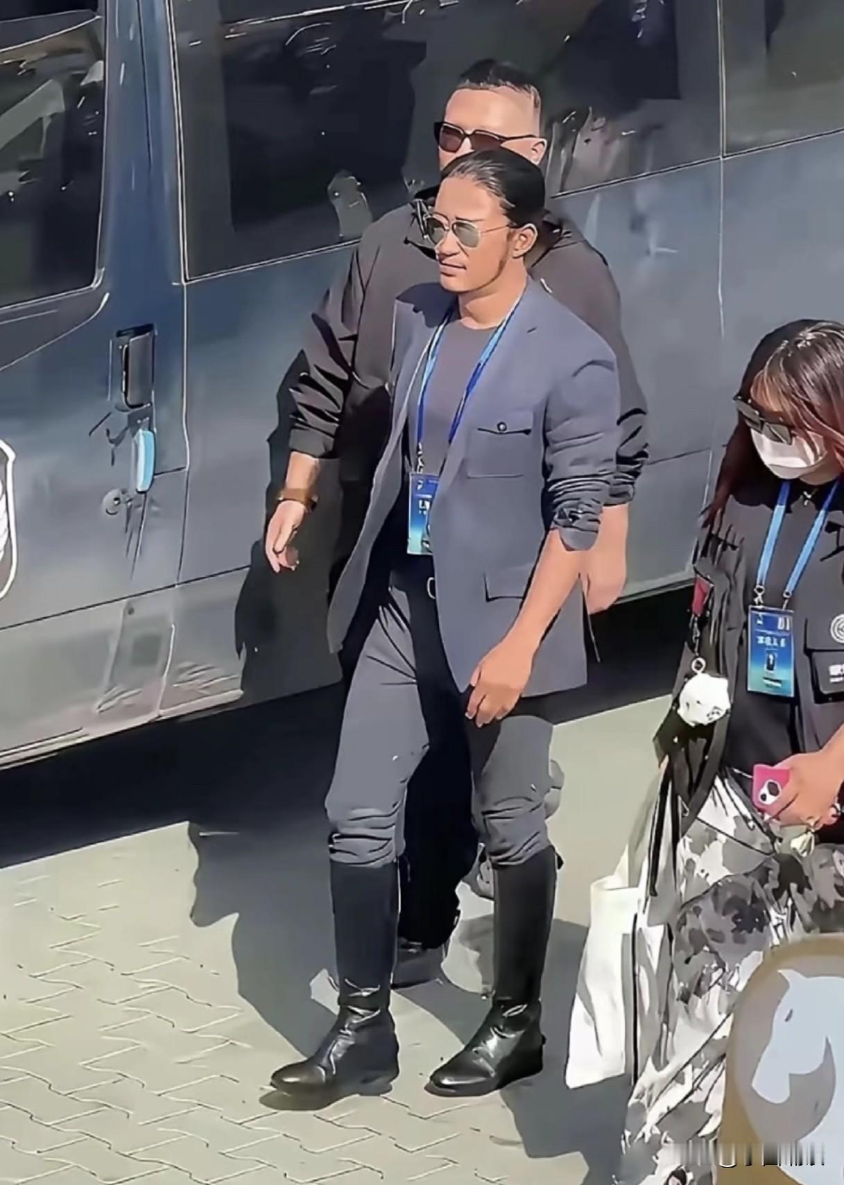 吴京这身打扮真是够酷够潮的啊!他是目前中国演艺界最硬的硬汉吗?算不算女孩子心中最