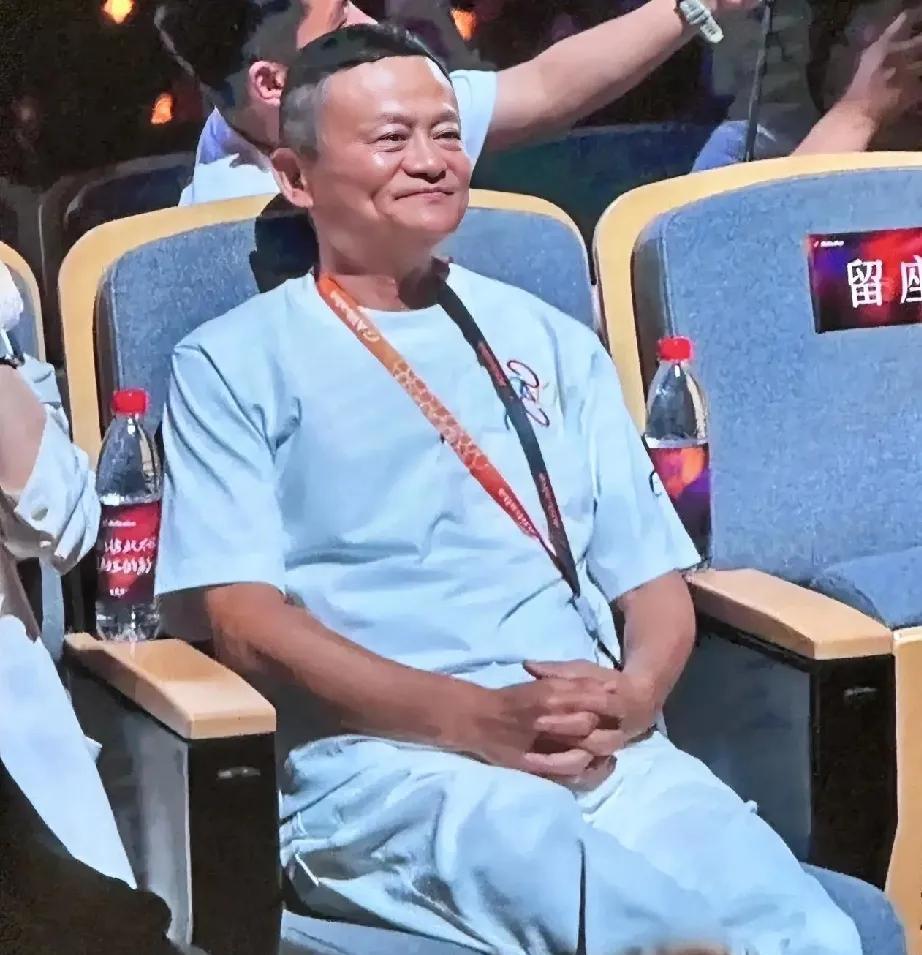 看来马云才是大聪明，这状态比刘强东好太多了！马云现在整体松弛，脸上有肉，自信
