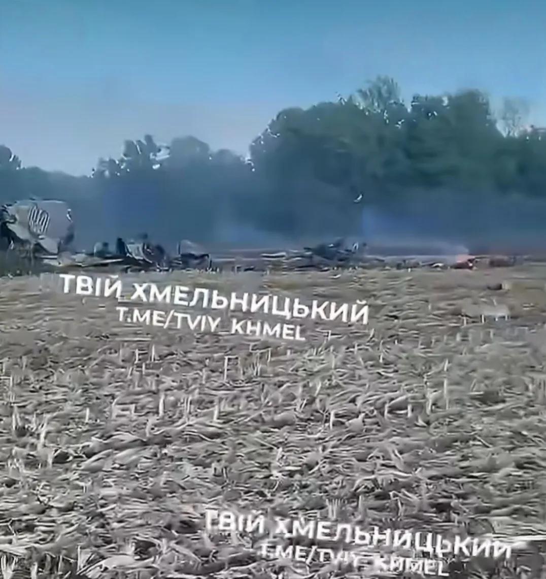 乌克兰空军一架苏-24M战斗轰炸机在赫梅利尼茨基州坠毁，残骸散落在一片田野上，两