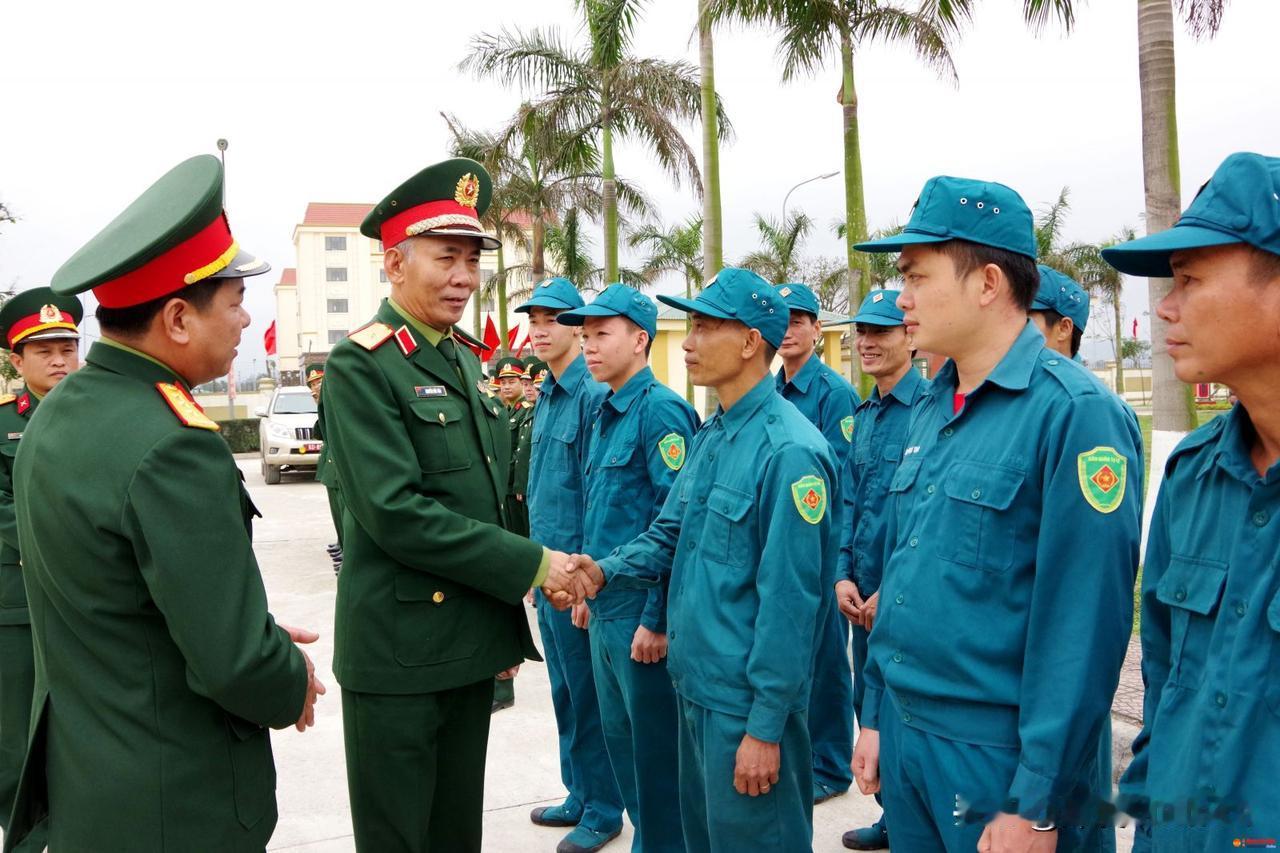 越南的民兵，绿蓝制服，现在权限还不小，除了常见的任务还参与治安。民兵和自卫力量