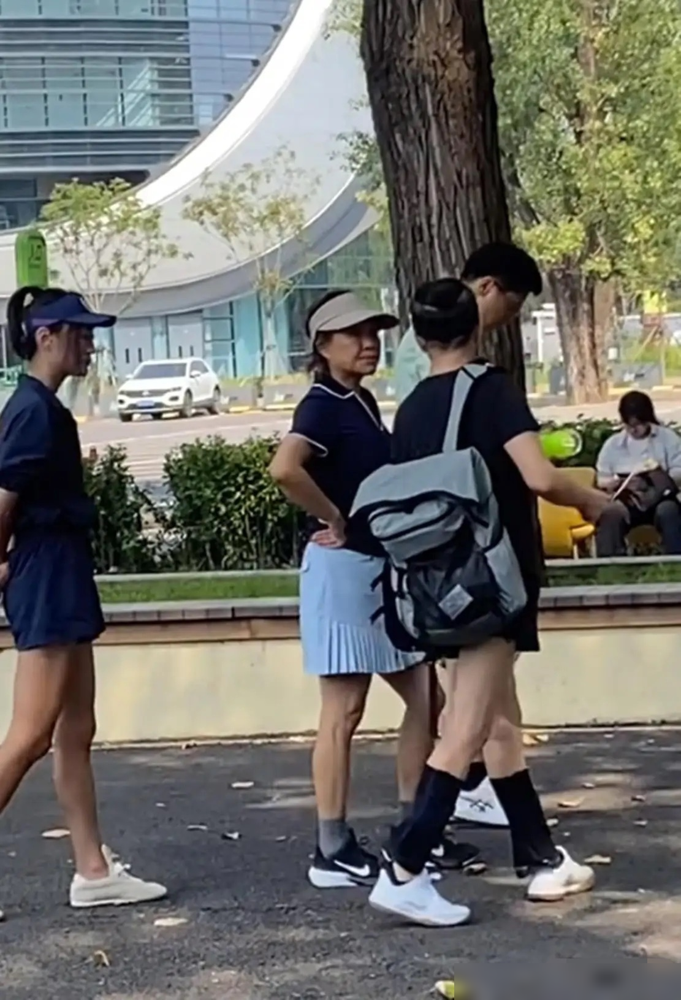 65岁宋丹丹公园跑步被偷拍，两条腿把全网年轻人看破防了。黑色运动短裤下，那双腿又白又直，没一点赘肉，