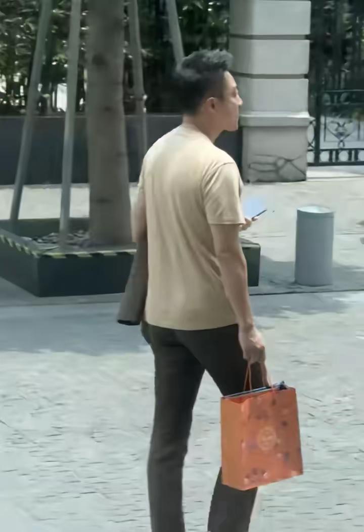 汪小菲抽空回湾湾看玥玥和小霖霖了，而马筱梅则留在北京照顾小汪宝。汪小菲说三个孩子