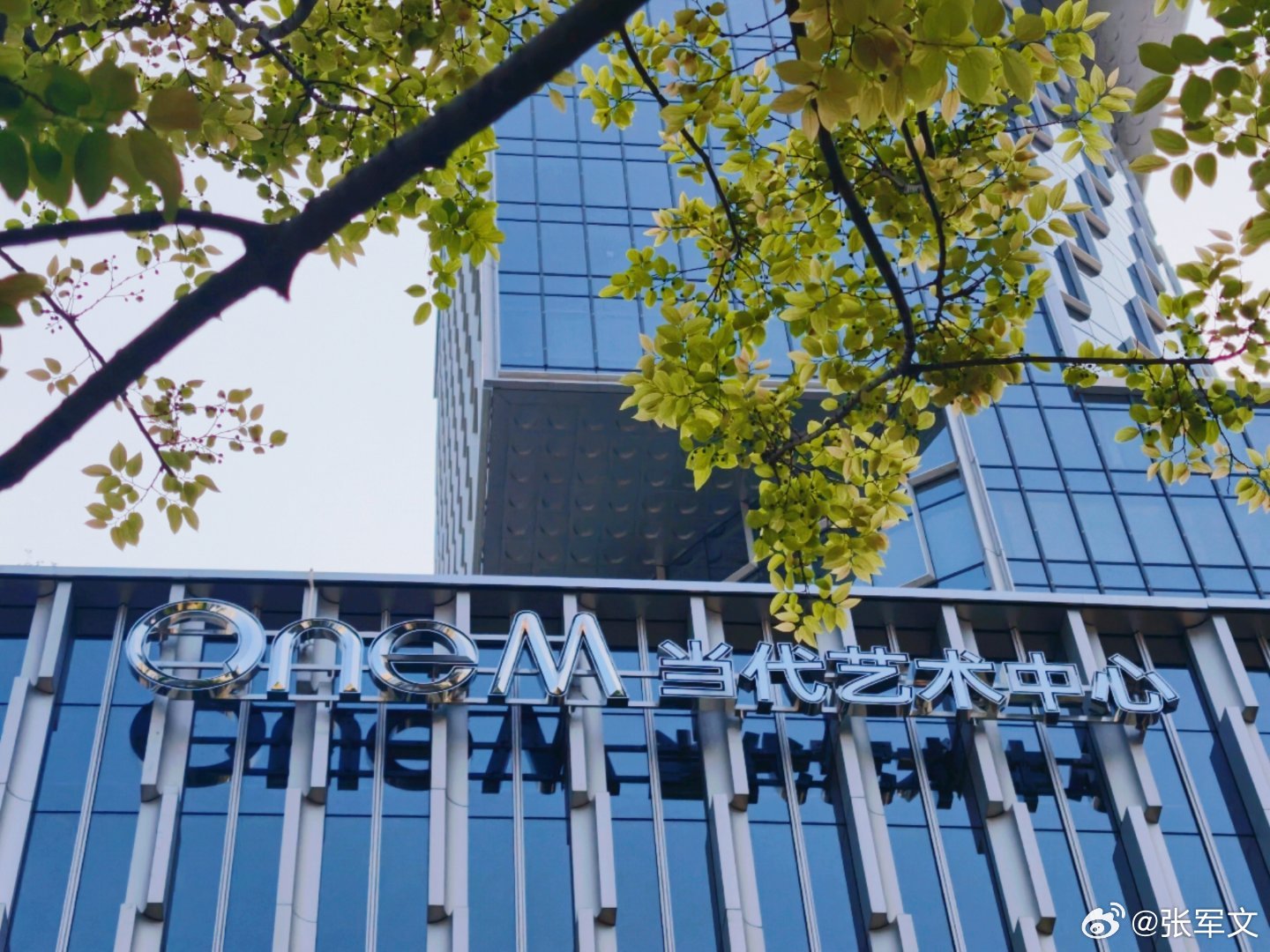 广州巨龙螺旋梯破吉尼斯纪录在广州琶洲，一条如红色巨龙蜿蜒盘旋的螺旋楼梯超吸睛！