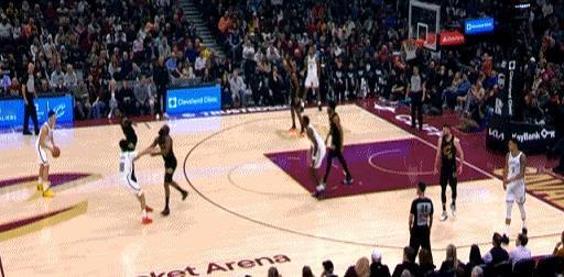 哈登连看都没看，就把篮网新秀的球给断了。球刚到手，哈登头也不抬，直接往前场