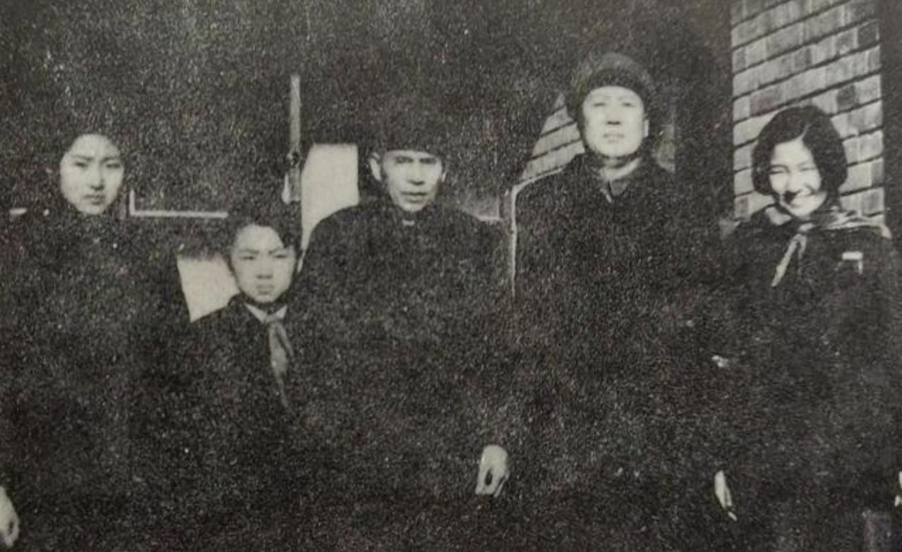 毛泽荣来北京看望三哥毛主席，饭桌上他对毛主席不给他肉吃难以理解，离别时，毛主席用
