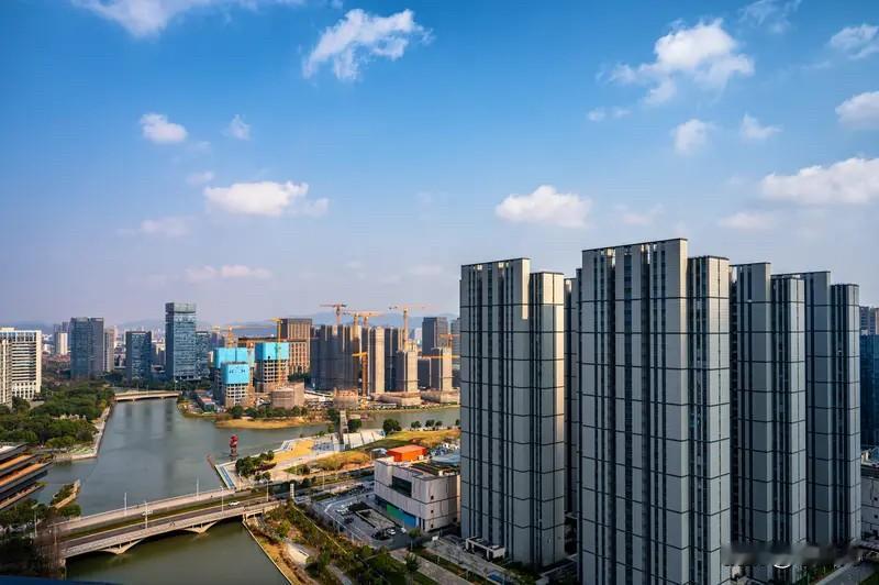 宁波楼市：宁波今年属于典型的降价走量模式，整体成交量相比去年明显回暖，即便是