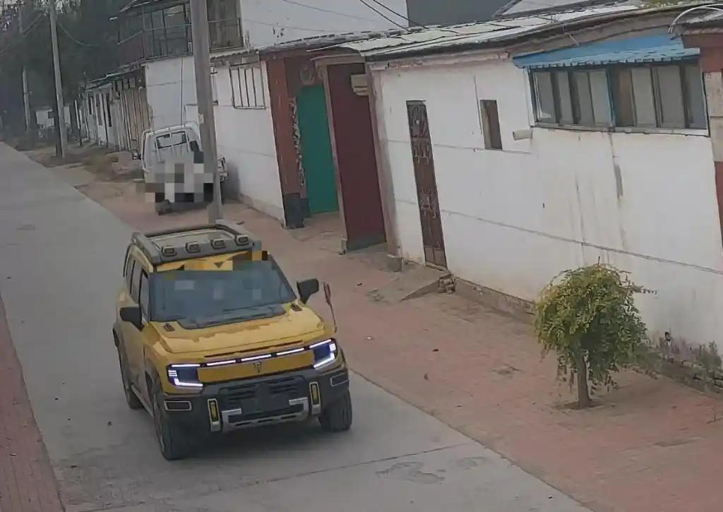 “太恨人了！”山东德州，一位大娘出门倒垃圾时，突然遇到问路找人的，大娘好心把手机