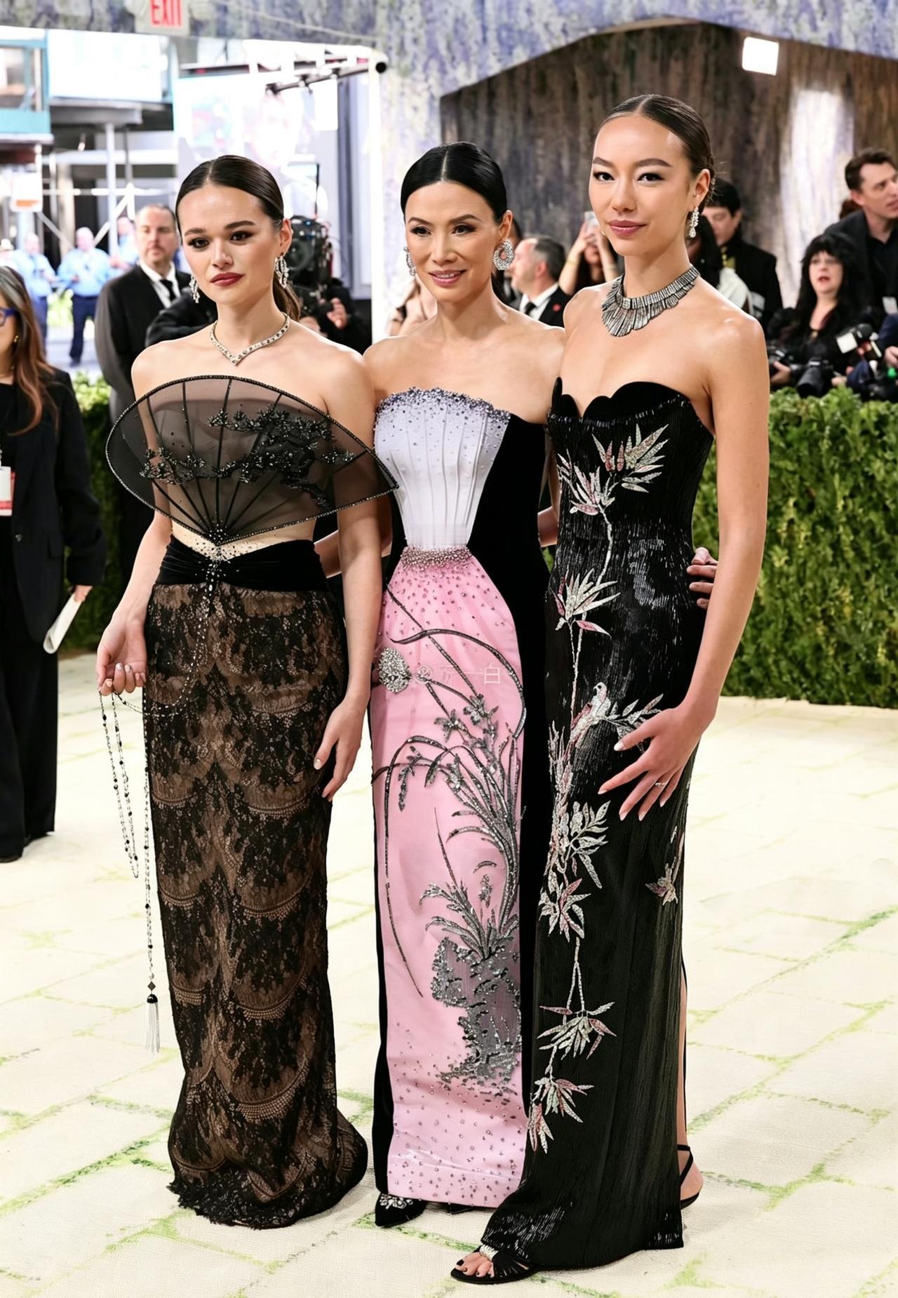 邓文迪母女三人现身Metgala！两个女儿都瘦了好多，气质大蜕变。一年一度Me