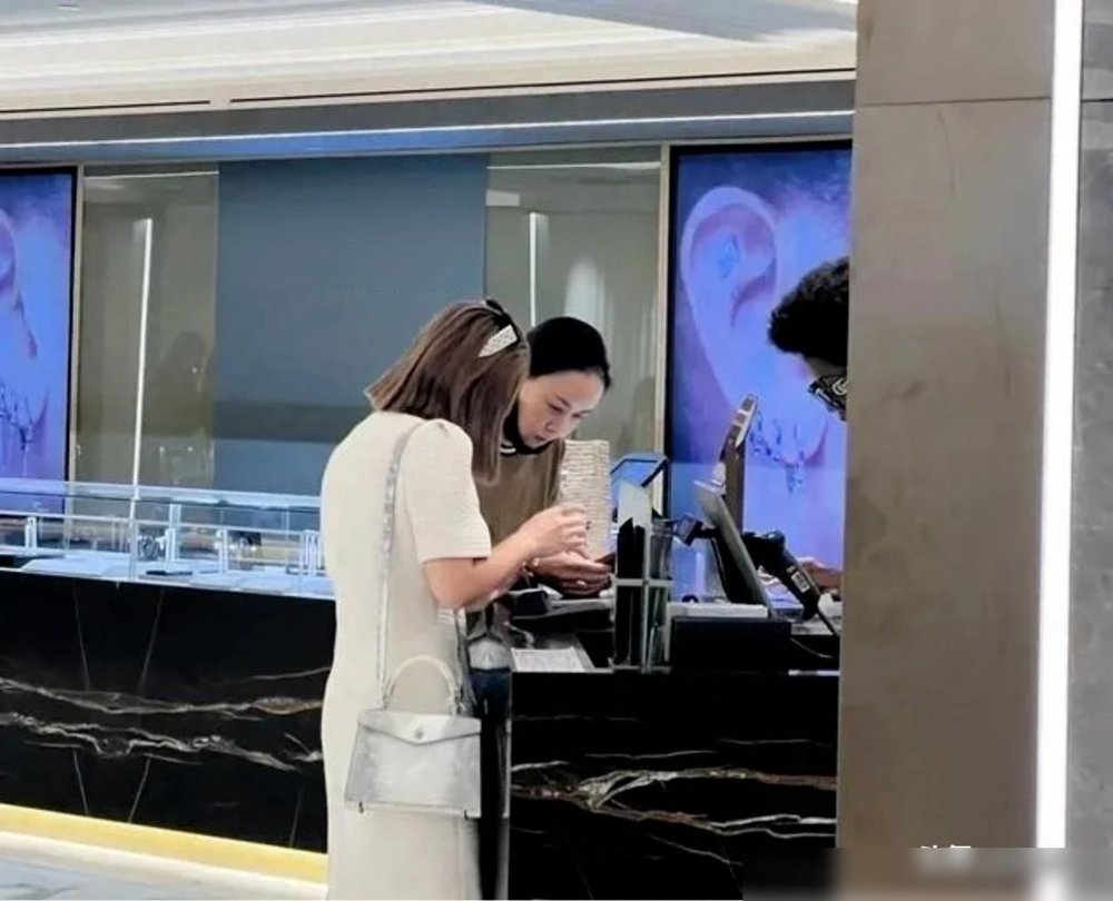 那英在伦敦珠宝店跟店员砍价，穿着紧身皮裤，小肚子都勒出来了。58岁，刚开完巡演，台上还是那个压得住场