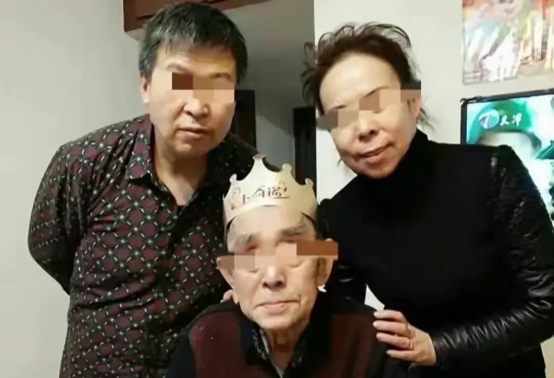 辽宁的占某，和妻子都是大学老师，因为不能生育，年轻时他们领养了一个孩子。可这个孩