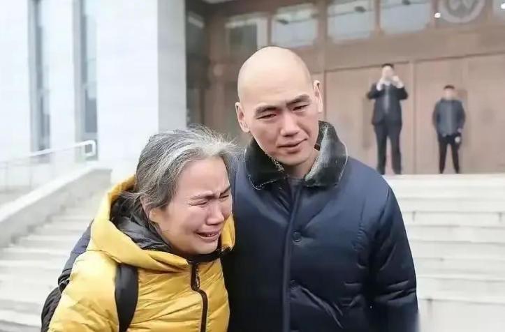 2014年，北京律师李逊在翻阅一份旧案卷时，发现了一个触目惊心的破绽，一份判处未