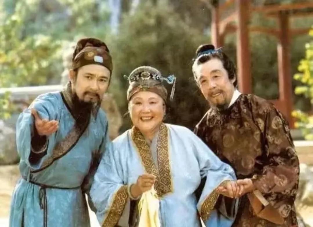 网友提问红楼梦里贾赦身为长子袭爵，却活得像个“边缘人”，贾政没袭爵却稳坐正堂当