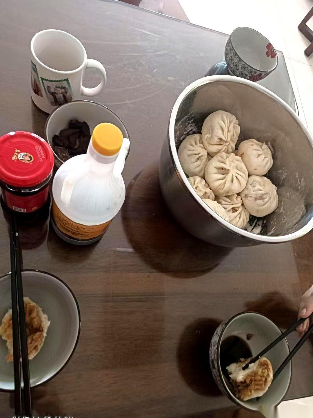 她辛辛苦苦蒸了三锅大包子，热气腾腾地挨家挨户送。其中一户，转头就把那袋包子，喂