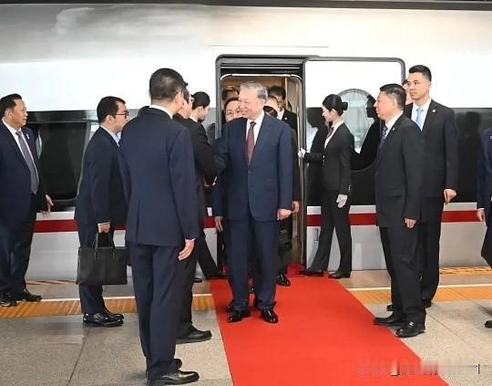 此时此刻，越南领导来访中国乘坐高铁畅行大半个中国，那么越南高铁会采用中国技术设备