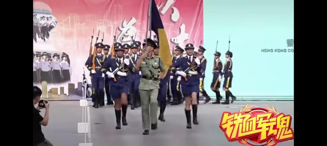 香港警察队列融入中式操典真帅，告别洋文改为中文。“Yes，Sir”改为，知道