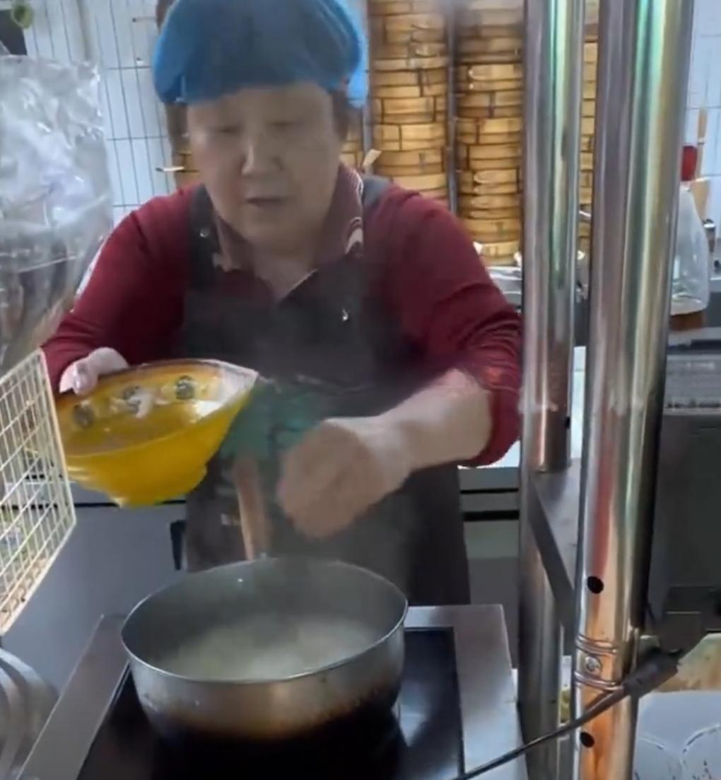 4月15日深夜，浙江街头，刚忙完工作的崔先生突然胃痛难忍。他强撑着走到一家即将打