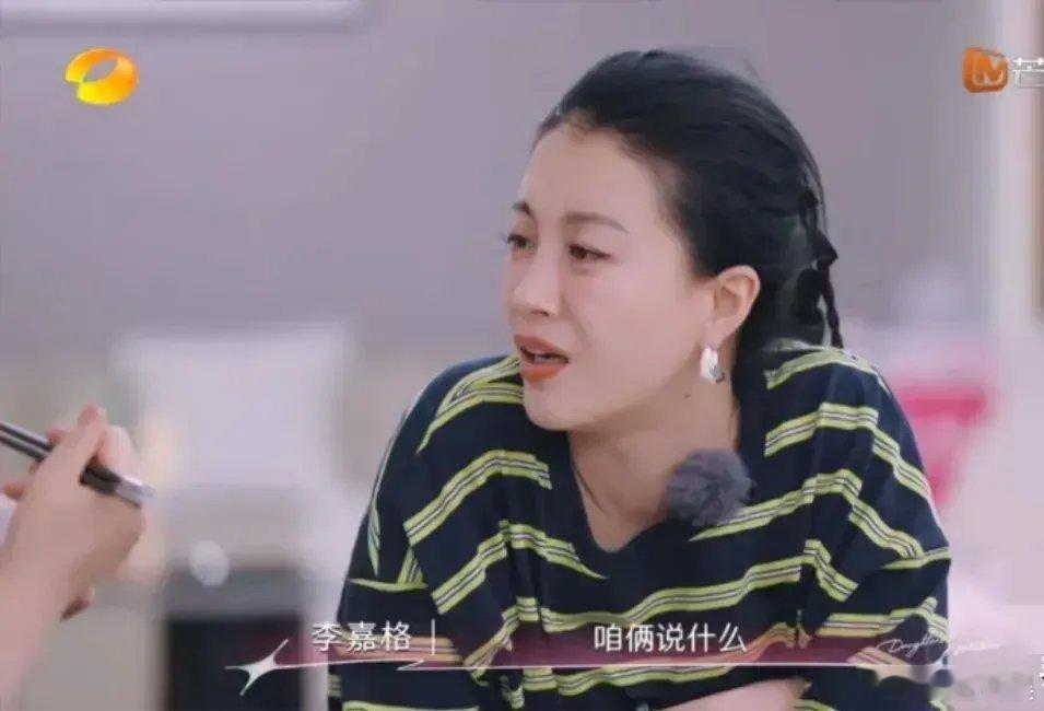 李嘉格处理婆婆跟妈妈的关系其实挺对的，起码是利己的。一些人说李嘉格应该跟妈妈薄永