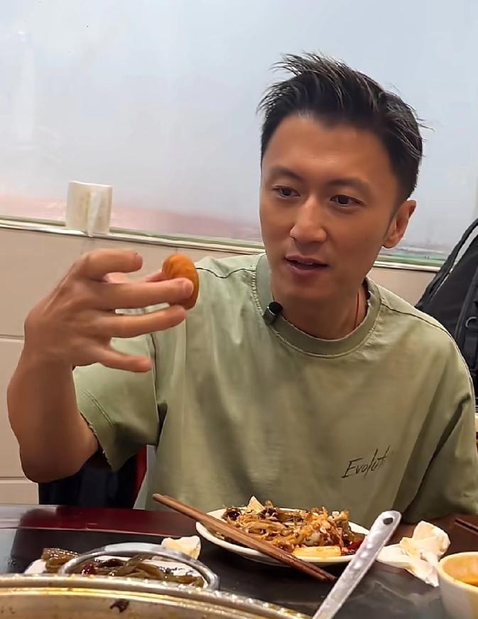 谢霆锋在重庆的一家饭店吃饭，问服务员有什么推荐的，服务员推荐南瓜饼，然而南瓜饼上