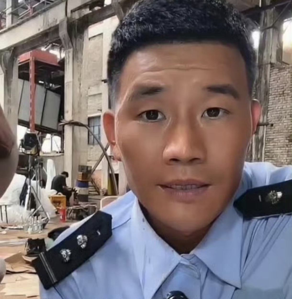 “嘎子哥”穿警服带货被行拘：这玩笑开得也太大了！“嘎子哥”谢孟伟好好的演员不当