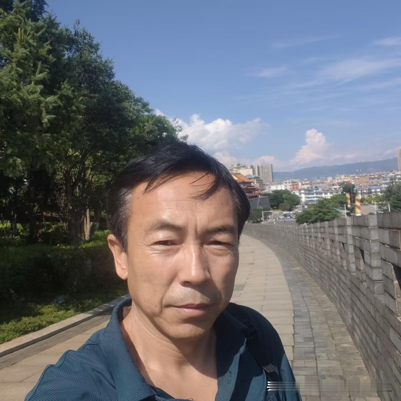 昨天我和东北老哥聊天，他在杭州待了两年，几乎每天每时每刻都在跑外卖，他的身体又出