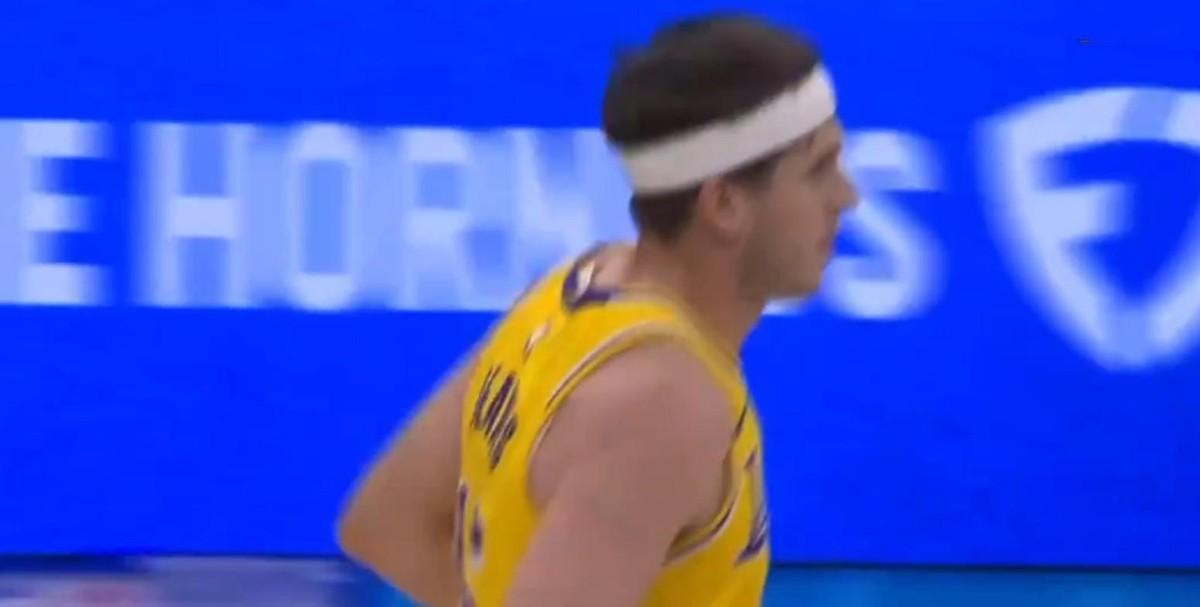 勒布朗率领的湖人最近客场挑战黄蜂，结果像一场“互相照镜子”的比赛，让人一时分不清