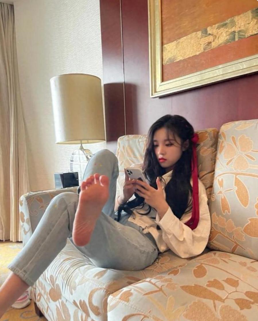 宋雨琦脚踝那张旧伤照片，我看了整整三分钟。16岁在韩国当练习生，每天12小时高