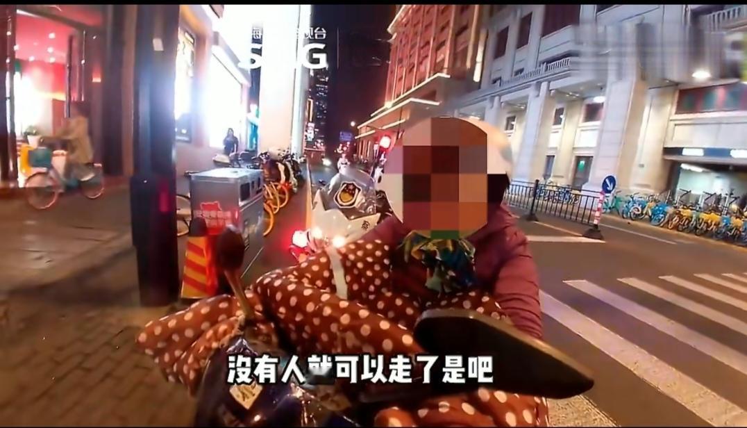 太嚣张！上海女子骑电动车闯红灯被拦，辱骂袭警，直接被刑拘！上海一名女子骑电动