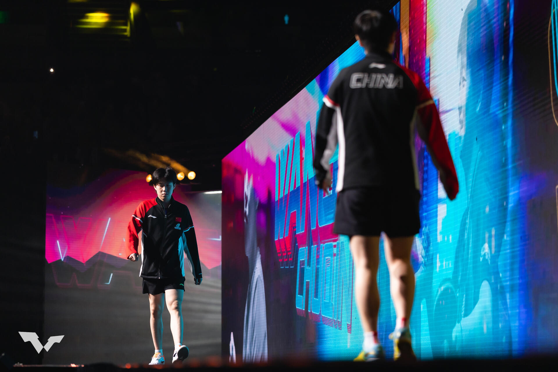 一眼都不敢看对方😌