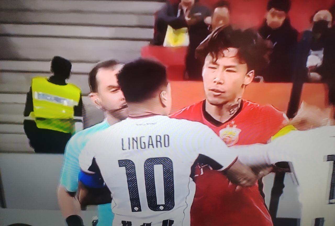 中超冠军除了张琳芃火爆依旧，其余啥也不是！中超联赛上海海港蝉联冠军，今天三球完败