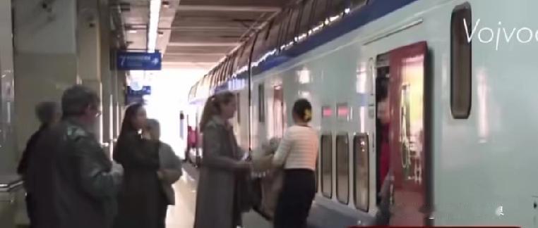 匈塞铁路塞尔维亚段全线通车，首班“索科”号高铁载着首批乘客飞驰，把中国高铁体验送