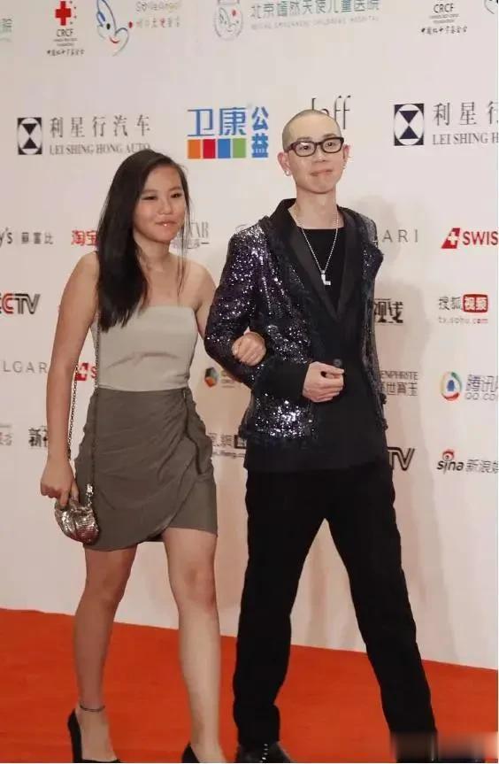 这能是王菲女儿窦靖童啊？换个发型差点认不出，众所周知，王菲的女儿窦靖童一直以来都