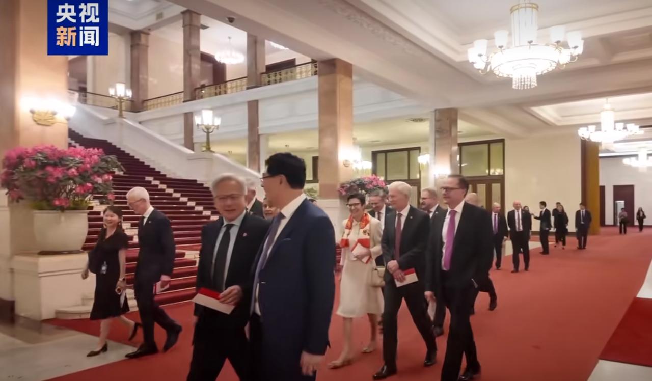 黄仁勋和杨元庆交流！5月14日，中美企业家到人民大会堂参加晚宴，视频中看到了
