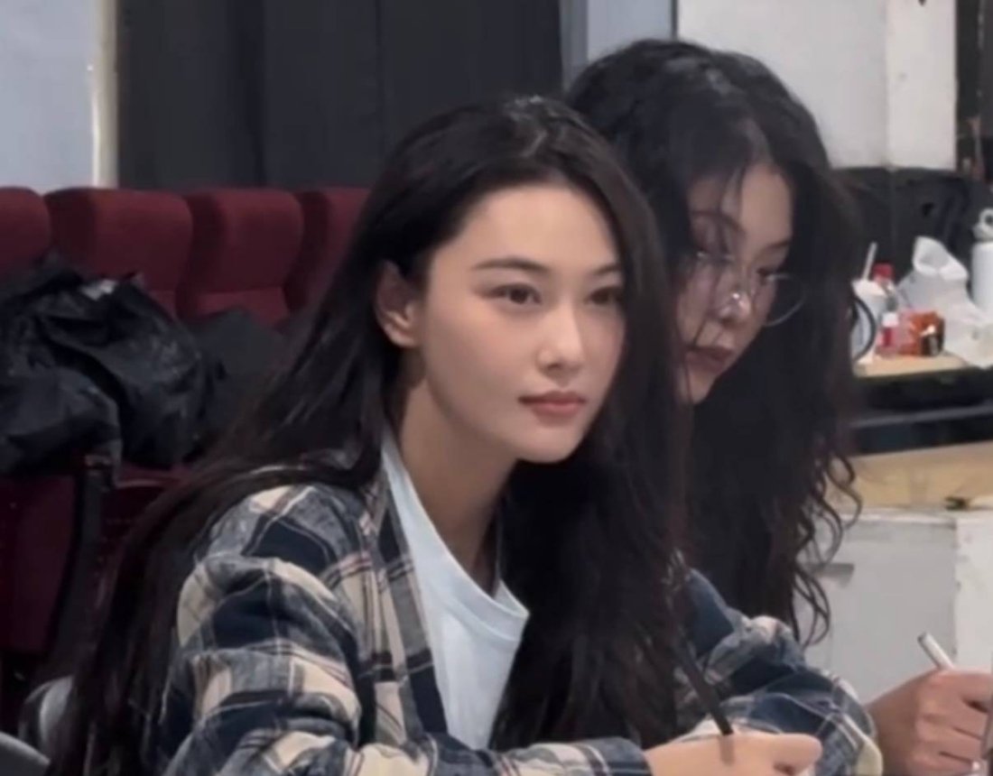 张馨予结婚7年被宠成了孩子张馨予是不是听困了像是被老师抓包后，不得不打起精神来