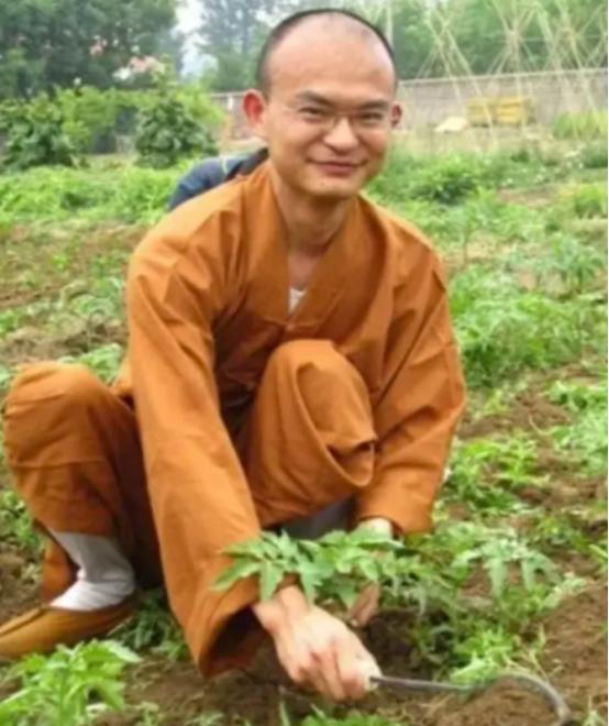 “真恐怖！”2008年，80后清华博士执意出家，父母下跪哭求都拦不住，16年后他