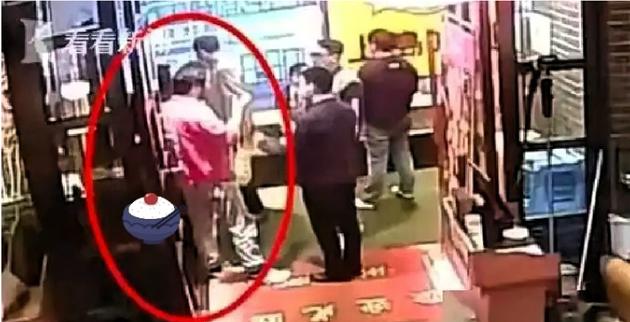 上海和平饭店这回的处理，看完真心解气。六位外籍食客吃完六千八百多的饭菜，转头就抱
