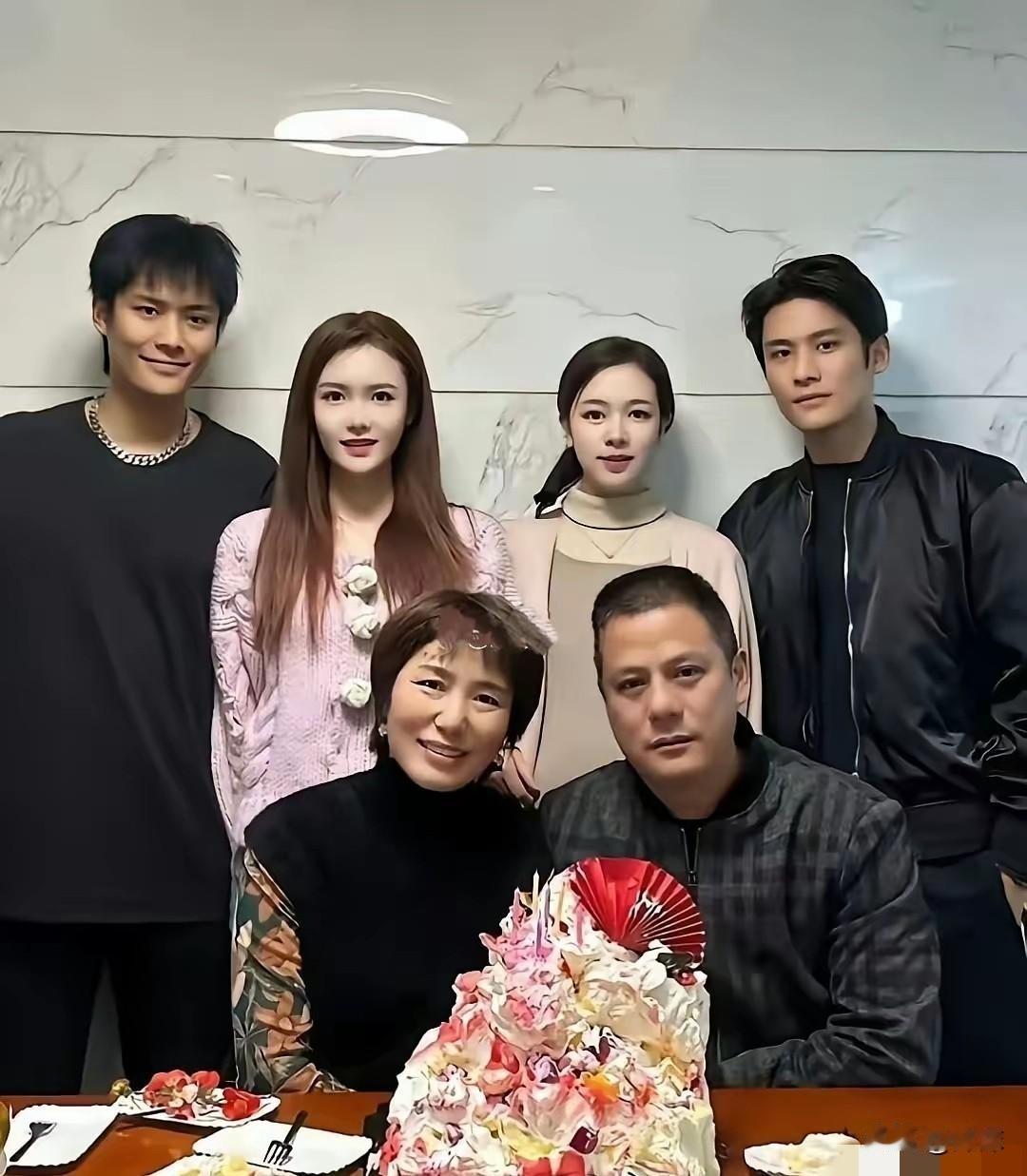 小杨哥栽了，真不冤。从农家子弟拼到带货一哥，赚了几十亿，子孙三代都花不完