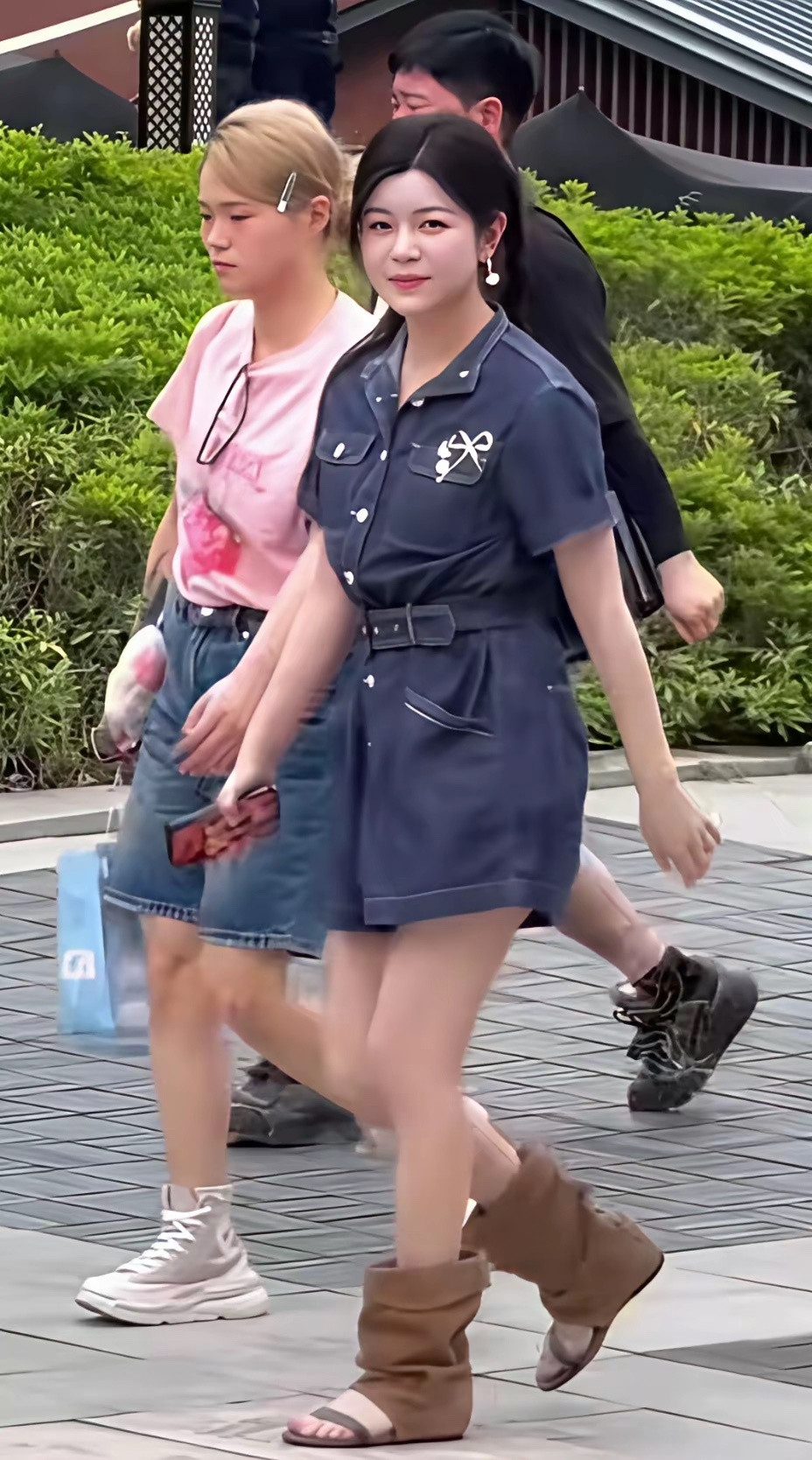 远看陈妍希很普通，像个路人，近看还是漂亮，皮肤好，娃娃脸不显老。