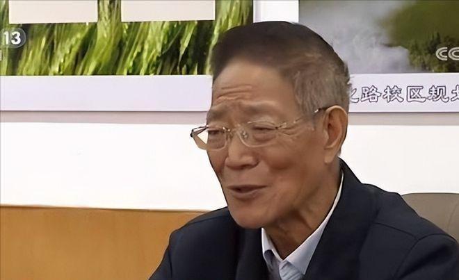 “我老了，不需要那么多钱。”2020年，一生抠门的大学教授王泽霖，却大手一挥捐出