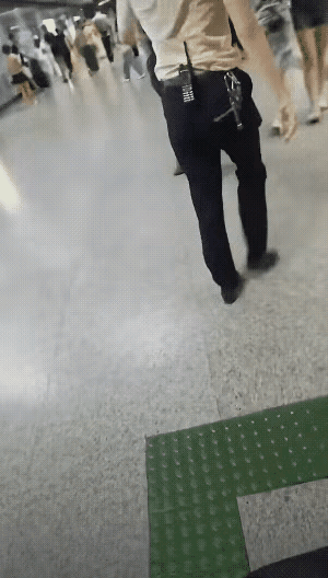 事发广州地铁：两个女乘客拦住男乘客不让走，其中一个女人说男人摸她屁股！男人说没有