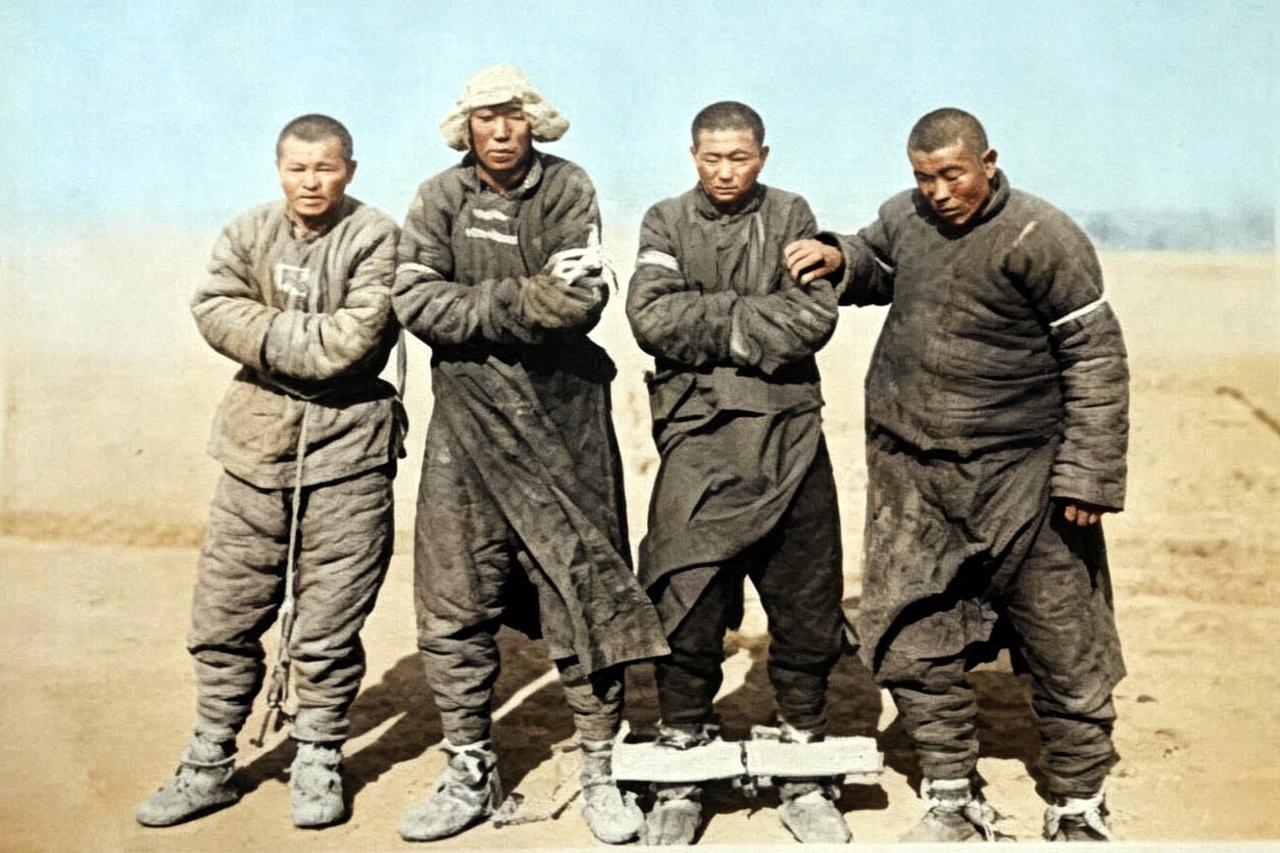 1932年4月，侵华日军拍摄的被俘东北抗日义勇军战士。照片旁边有日本人留下的文字