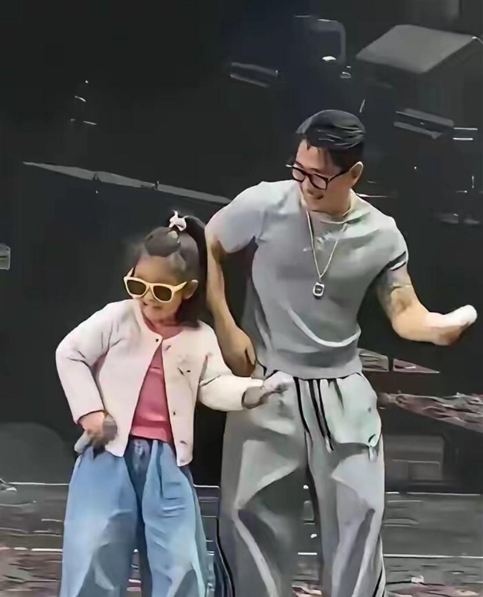60岁的郭富城演唱会带女儿同台，女孩全程毫不胆怯，眉眼复刻方媛​​​