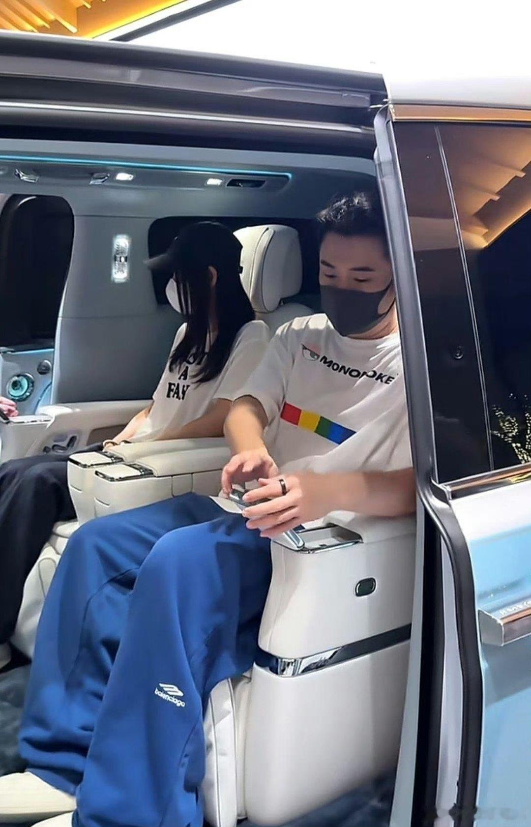 陈赫张子萱夫妻俩悄咪咪逛豪车店的路透刚流出来，直接戳中网友的八卦神经！40岁陈赫凑在尊界S800展车